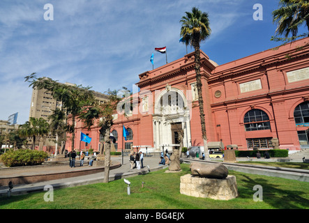 Entrée principale du musée des antiquités égyptiennes au Caire, Egypte Banque D'Images