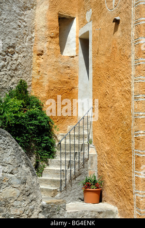 Village de couleur ocre, porte, marches ou escaliers, Saint Guilhem le désert, Hérault, Languedoc Roussillon, France Banque D'Images