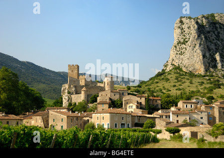 Village & Château de Saint Jean de Buèges, avec falaises calcaires du Causse de la Selle, Hérault, Languedoc Roussillon, France Banque D'Images