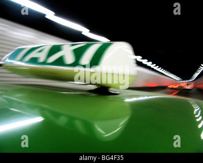 Close up of enseigne sur toit de voiture dans le tunnel, Shanghai, Chine, Asie Banque D'Images