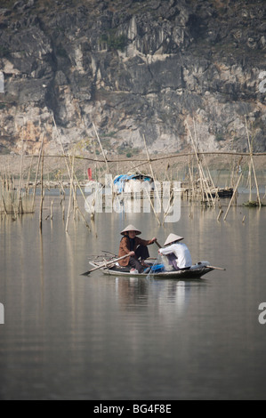 Les femmes la pêche en rivière à partir de la voile, le Vietnam, l'Indochine, l'Asie du Sud-Est, Asie Banque D'Images