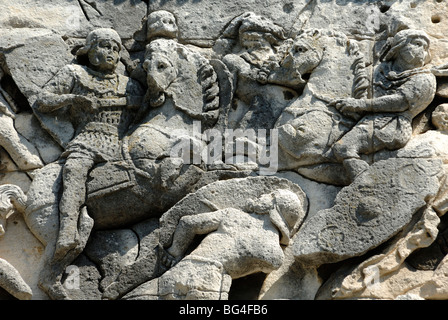 Soldats romains et gaulois en scène de bataille sur l'Arc romain de Triomphe ou l'Arc d'Orange Triumphal (c20BC), Orange, Provence, France Banque D'Images