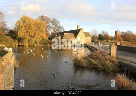 La fin de l'après-midi sur l'winters day at the Old Mill de Cotswold town de Fairford, maintenant une maison privée une fois qu'un moulin à eau. Banque D'Images