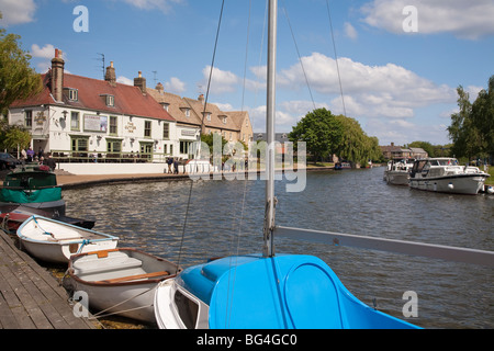 Great Ouse rivière passant par Ely Cambridgeshire et passé la faucheuse Riverside Inn Banque D'Images