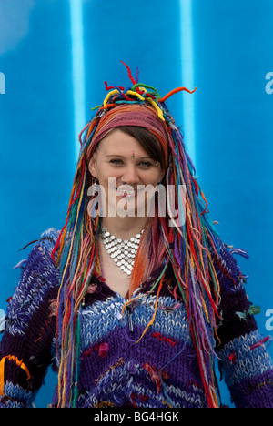 Hippy dame avec les cheveux colorés en souriant. Modèle entièrement libéré Banque D'Images