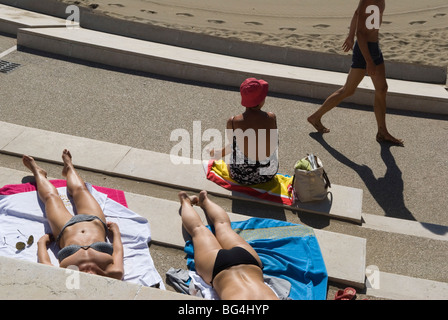 Femmes bain de soleil, maillot de bain, maillot de bain une pièce. Les jeunes femmes portent des bikinis. Venise Lido plage Italie. Jeune femme italienne obtenant un bronzage des années 2000 Banque D'Images