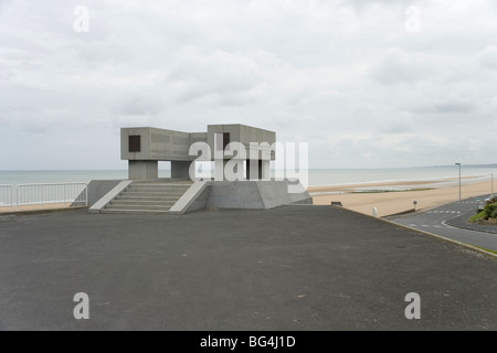 Mémorial de la Garde nationale à Vierville-sur-Mer construite sur blockhaus allemand WN72 qui a été placé pour couvrir l'une des sorties d'Omaha Beach Banque D'Images