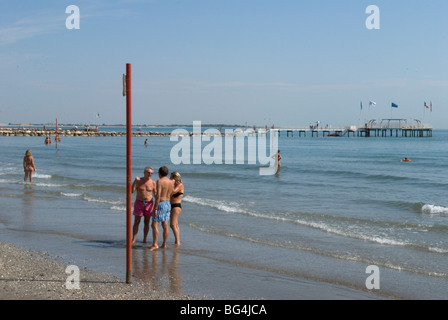 Groupe de vacanciers italiens d'Italiens bavardant Venise Lido plage Italie. 2000s. 2009 HOMER SYKES Banque D'Images