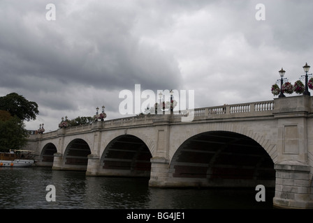 Kingston Bridge, pont routier sur la rivière Thames, Surrey, England UK Banque D'Images