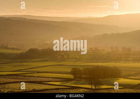 La vue de Embsay Moor, dans le Yorkshire du Nord, à l'égard Ilkley Moor dans la distance Banque D'Images