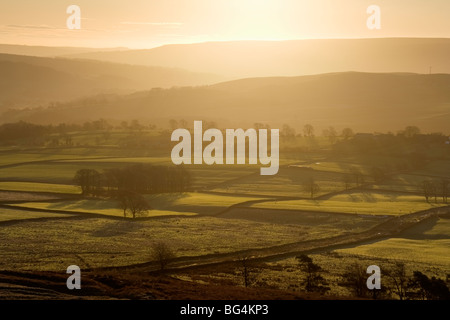 La vue de Embsay Moor, dans le Yorkshire du Nord, à l'égard Ilkley Moor dans la distance Banque D'Images