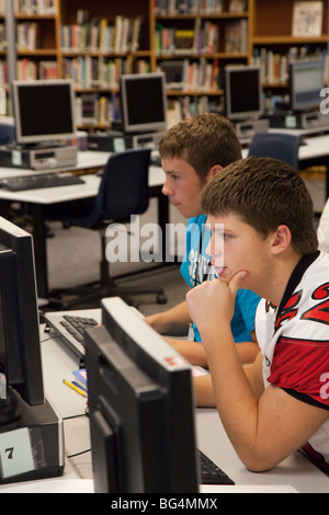 Sainte-claire Shores, Michigan - Les étudiants du centre des médias (bibliothèque) au bord du lac l'école secondaire. Banque D'Images