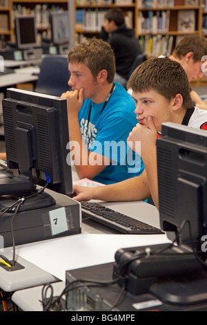 Sainte-claire Shores, Michigan - Les étudiants du centre des médias (bibliothèque) au bord du lac l'école secondaire. Banque D'Images