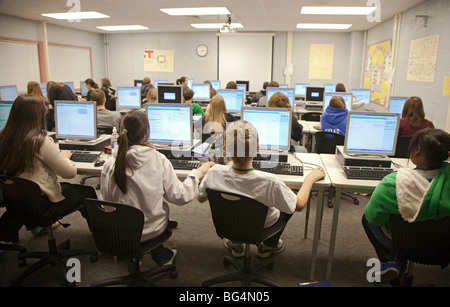 Sainte-claire Shores, Michigan - Les élèves travaillent sur les ordinateurs du centre des médias (bibliothèque) au bord du lac l'école secondaire. Banque D'Images