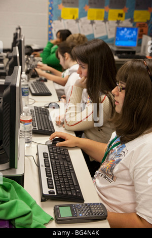 Sainte-claire Shores, Michigan - Les élèves travaillent sur les ordinateurs du centre des médias (bibliothèque) au bord du lac l'école secondaire. Banque D'Images