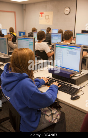 Sainte-claire Shores, Michigan - Les élèves travaillent sur les ordinateurs du centre des médias (bibliothèque) au bord du lac l'école secondaire. Banque D'Images