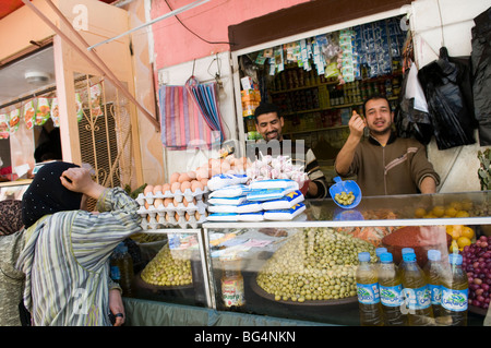 Scènes de marché dans le marché animé de la vieille ville de Casablanca. Banque D'Images