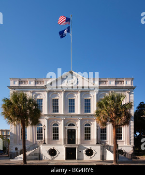 L'Hôtel de ville de Charleston, situé à l'angle de rencontre et de grandes rues (4 coins de droit), Charleston, Caroline du Sud, USA Banque D'Images