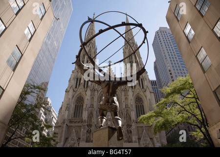 Statue d'Atlas et de la cathédrale Saint Patrick, Manhattan, New York, NY, USA. Banque D'Images