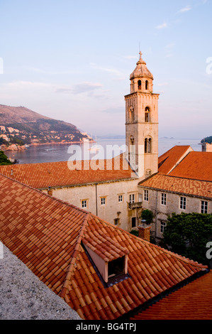 Coucher du soleil, Dubrovnik clocher de l'ancien couvent dominicain, Croatie Banque D'Images