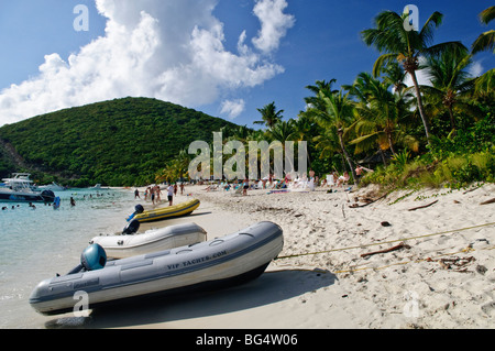 Soggy Dollar Bar White Bay Jost Van Dyke Îles Vierges britanniques | JOST VAN DYKE, Îles Vierges britanniques — des canots gonflables bordent le sable de White Bay en face du Soggy Dollar Bar, le bar de plage crédité d'avoir inventé le cocktail analgésique, tandis que les bains de soleil et les nageurs remplissent le rivage au-delà. Les plaisanciers nagent ou débarquent ici, car White Bay n'a pas de quai, ce qui donne son nom au bar. Banque D'Images