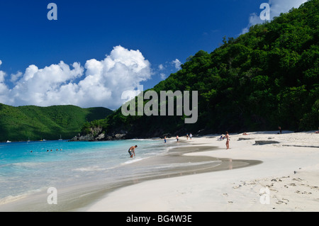 CINNAMON BAY, Îles Vierges américaines — Une vue pittoresque de Cinnamon Bay, une plage tropicale immaculée sur la rive nord de la ville de John dans les Îles Vierges américaines. La plage en forme de croissant avec son sable blanc et ses eaux turquoises est encadrée par une végétation luxuriante, illustrant la beauté naturelle des Caraïbes. Banque D'Images