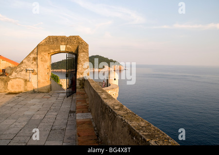 À partir de la muraille vers la côte adriatique en Croatie Dubrovnik au coucher du soleil au crépuscule Banque D'Images