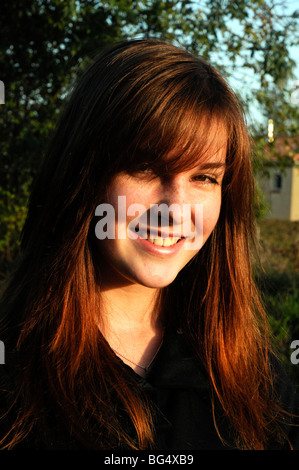 Teenage girl posing in chaude soirée de lumière. Banque D'Images