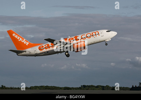 Un Boeing B737 de la série 700 de la compagnie aérienne britannique EasyJet au départ de l'aéroport de Luton Banque D'Images