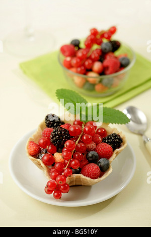 Pâtisseries Filo tartelettes aux fruits rouges. Recette disponible. Banque D'Images