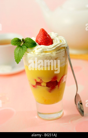 Crème dessert avec des fraises. Recette disponible. Banque D'Images