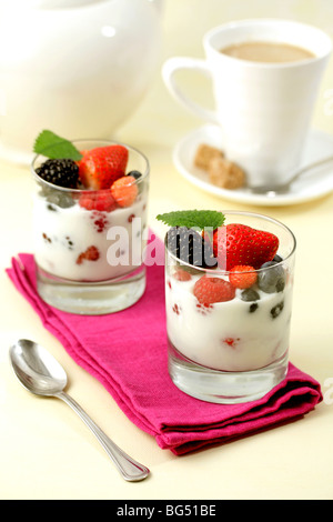 Le yogourt aux fruits rouges. Recette disponible. Banque D'Images