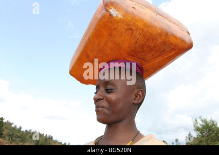 Pendant la guerre au Burundi d'un demi-million de personnes ont fui vers la Tanzanie.Maintenant ils revenir et reconstruire leurs maisons Banque D'Images