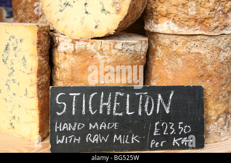Stichelton le fromage fait de lait non pasteurisé dans le marché du Jubilé, arrondissement, Londres Banque D'Images
