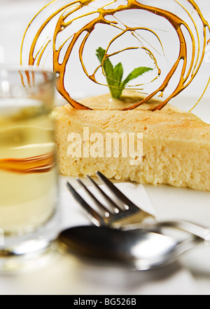 Un délicieux morceau de gâteau au fromage servi avec sirop de caramel, et un dessert. Banque D'Images