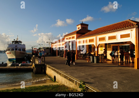 CRUZ BAY, Îles Vierges américaines — le principal terminal de ferry de Cruz Bay, équipé John, Îles Vierges américaines, sert de point d'arrivée et de départ principal pour les visiteurs et les résidents. L'installation animée gère le trafic de traversier reliant John aux îles voisines, jouant un rôle crucial dans le réseau de transport de la région. Banque D'Images