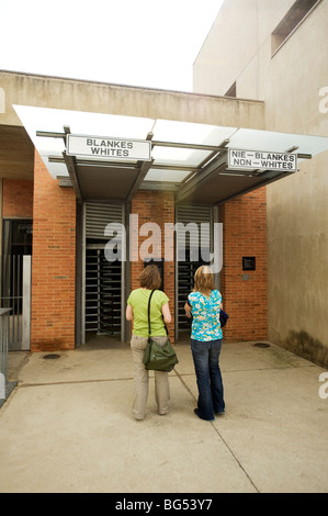 Les touristes au Musée de l'apartheid. Johannesburg, Afrique du Sud. Banque D'Images