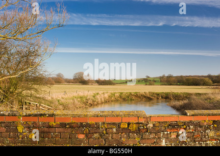 Pont sur la rivière de la tortue à la frontière de Welland et Rutland Northamptonshire, entre villages et Barrowden Harringworth Banque D'Images