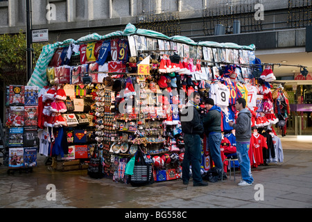 Market stall dans Oxford Street, Londres, la vente de souvenirs / souvenirs / cadeaux cadeaux etc. aux touristes et visiteurs. Banque D'Images