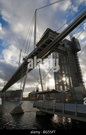 Le Royal Victoria Dock Bridge est un haut niveau signature passerelle traversant le Royal Victoria Dock Docklands Londres Angleterre Banque D'Images