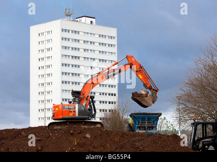 Une digger sur un tas de terre sur le site de la nouvelle bibliothèque de Birmingham, England, UK. Banque D'Images