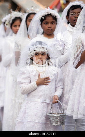 Les filles en robes blanches line jusqu'à recevoir la première Communion, Lucknow, Uttar Pradesh, Inde Banque D'Images