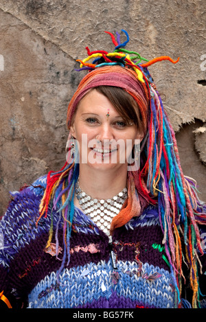 Jeune femme avec des cheveux de couleur Hippy et vêtements de rechange modèle entièrement libéré Banque D'Images