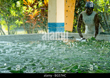 Un travailleur colombien la préparation de bananes pour l'emballage à la bananeraie dans aracataca, en Colombie. Banque D'Images