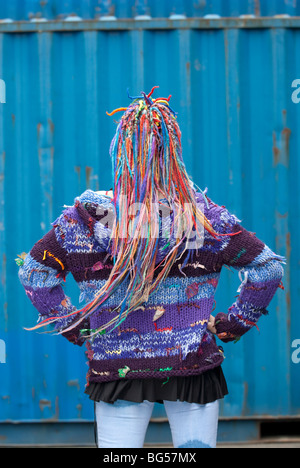 Jeune femme avec des cheveux de couleur Hippy et vêtements de rechange modèle entièrement libéré Banque D'Images