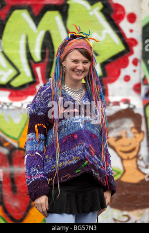 Jeune femme avec des cheveux de couleur Hippy et vêtements de rechange modèle entièrement libéré Banque D'Images