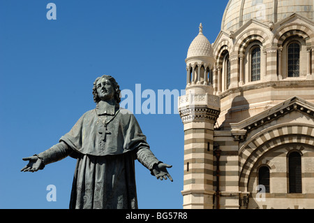 L'évêque Henri de Belsunce Statue et Marseille cathédrale ou Cathédrale de la Major, Marseille ou Marseille, Provence, France Banque D'Images