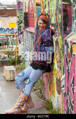 Jeune femme avec des cheveux de couleur Hippy et vêtements de rechange modèle entièrement libéré Banque D'Images