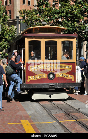 Les touristes à bord d'un véhicule à la rue Market Street terminus de la ligne de rue de la Californie à San Francisco, Californie. Banque D'Images
