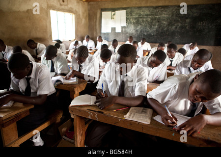 Former quatre étudiants étudier à l'école secondaire Lunyu à partir près de la forêt de Kakamega réserver dans l'ouest du Kenya. Banque D'Images